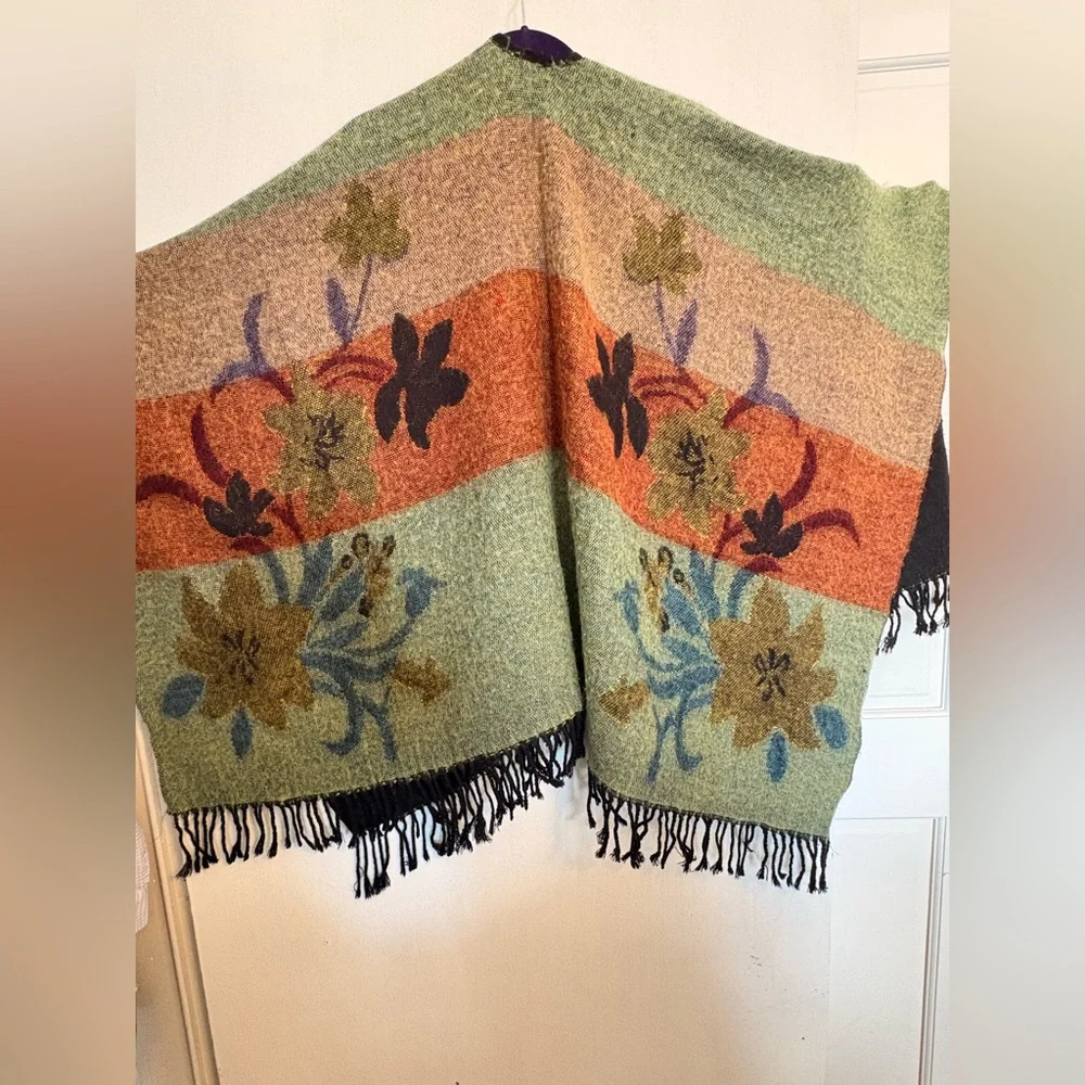 Beautiful Cashmere Reversible Floral Patterned Shawl with Fringe - LIKE NEW - Picture 2 of 4